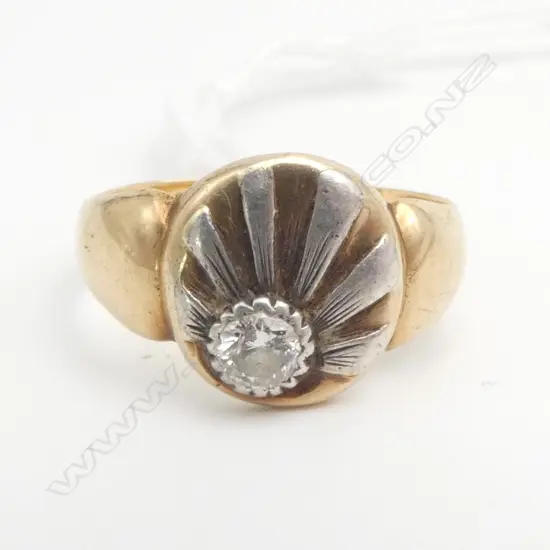 18ct GOLD & DIAMOND SIGNET TYPE RING sunburst pattern modern brilliant cut diamond. Size O. 5.73gms SIZE O