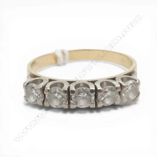 9ct GOLD & 5 CZ LONDON BRIDGE RING size Q. 3.37gms