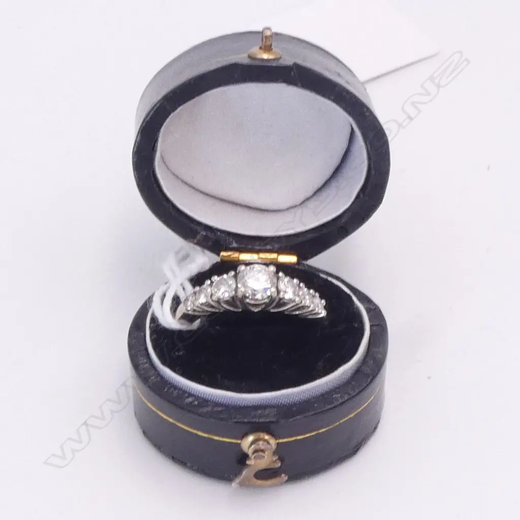 18CT  WHITE GOLD & DIAMOND RING  SIZE M1/2 Image 1++