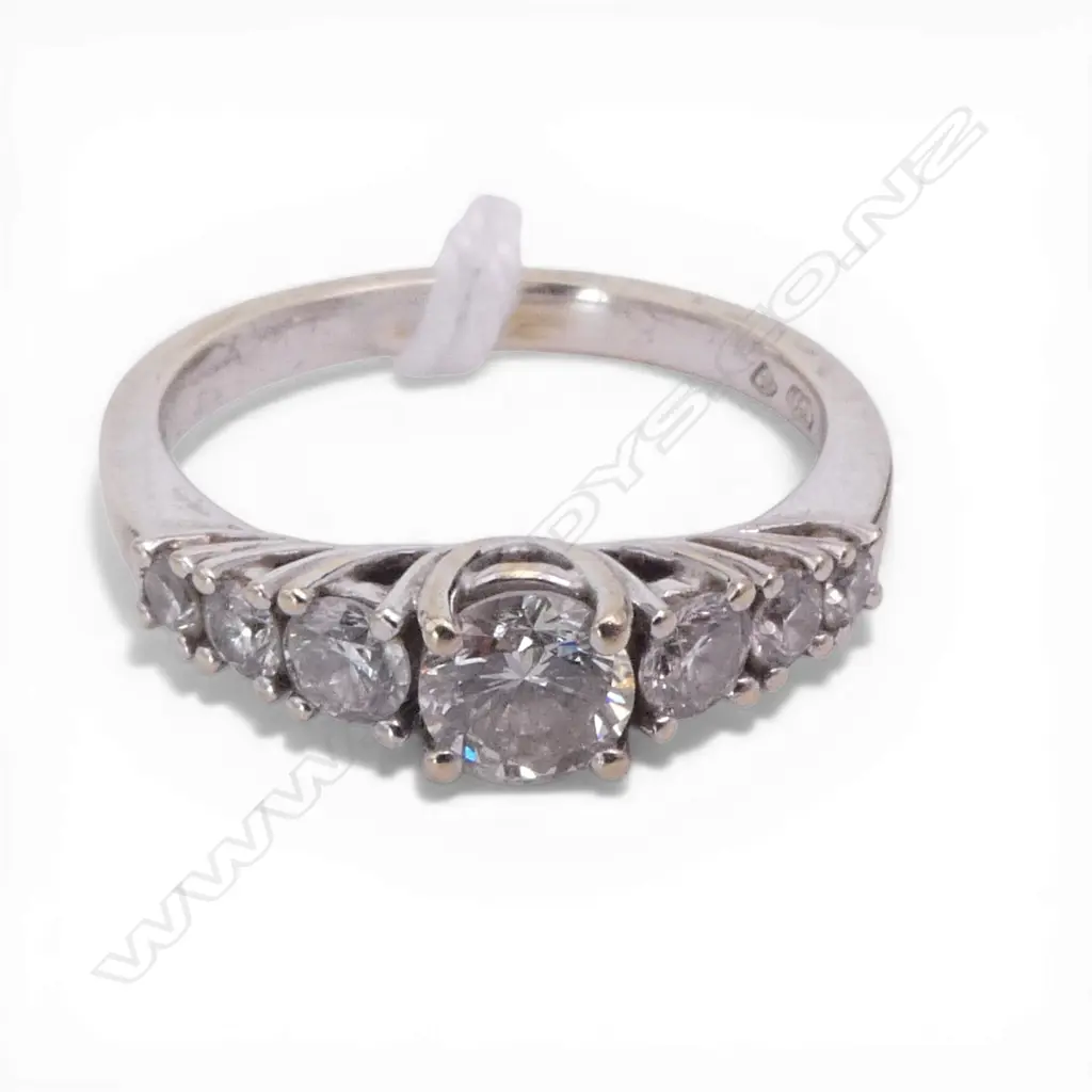 18CT  WHITE GOLD & DIAMOND RING  SIZE M1/2 Image 1++