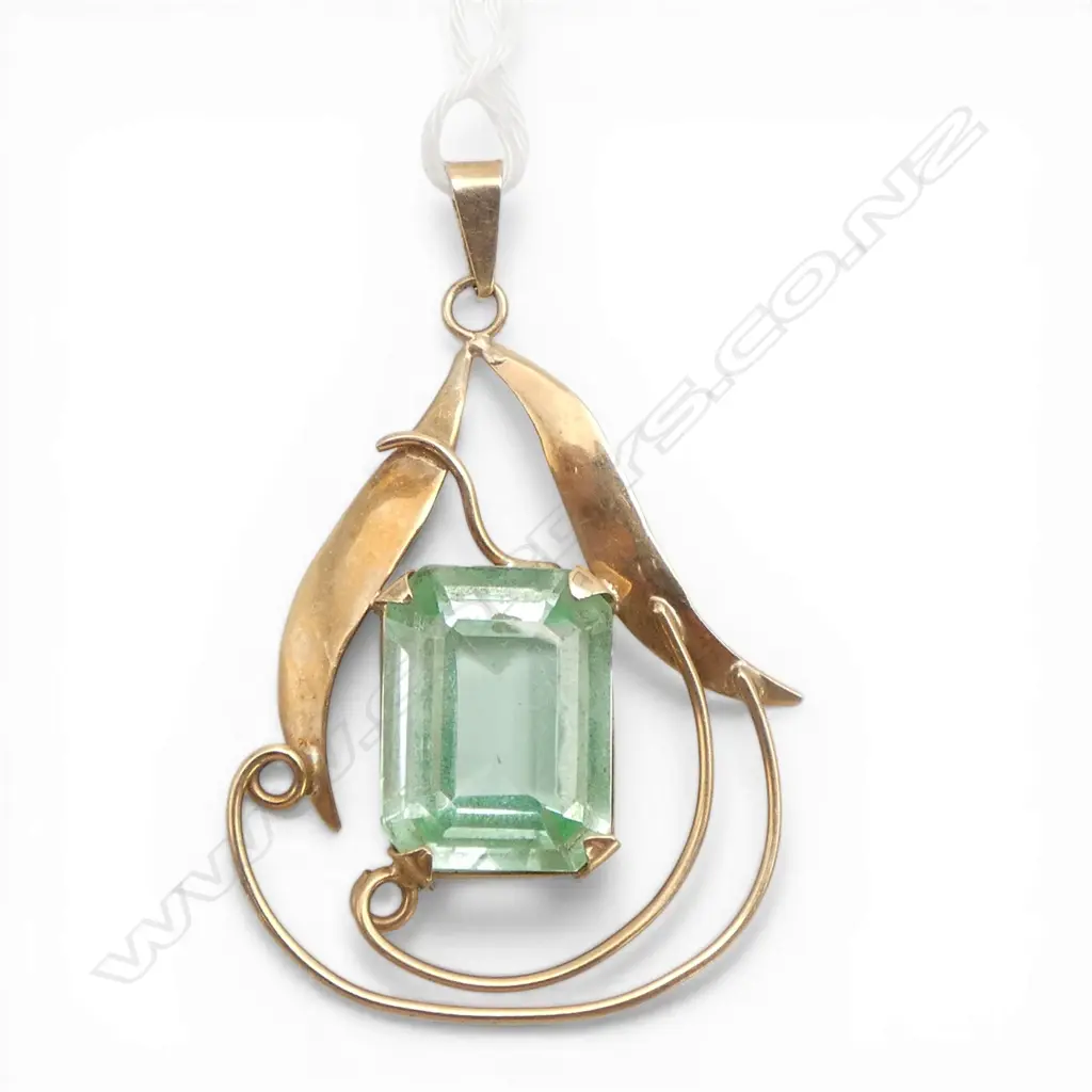 LGE VINTAGE 9ct GOLD & GREEN GEM (glass?) PENDANT 4.88gms Image 1++