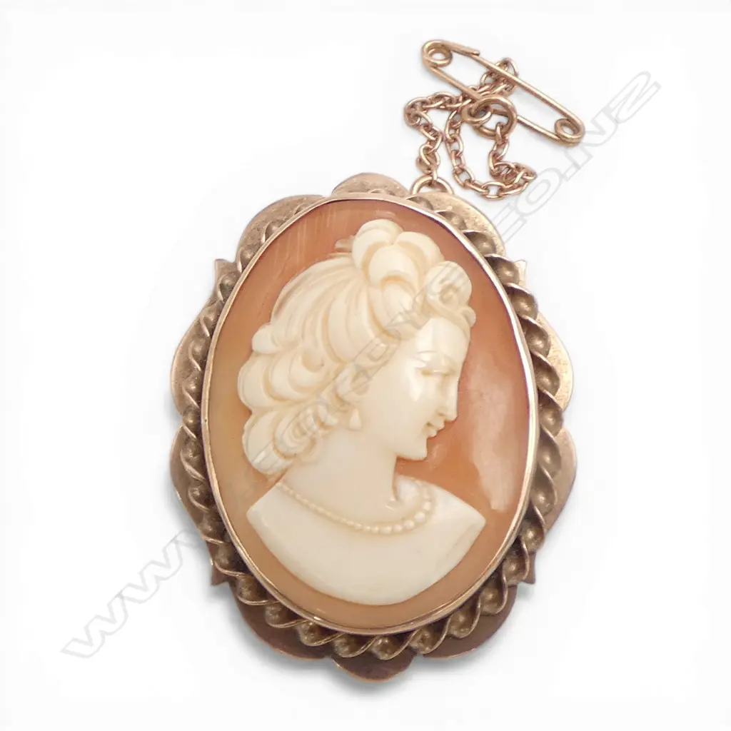 9ct GOLD CAMEO BROOCH w. safety chain, pin not gold 9.63gms Image 1++