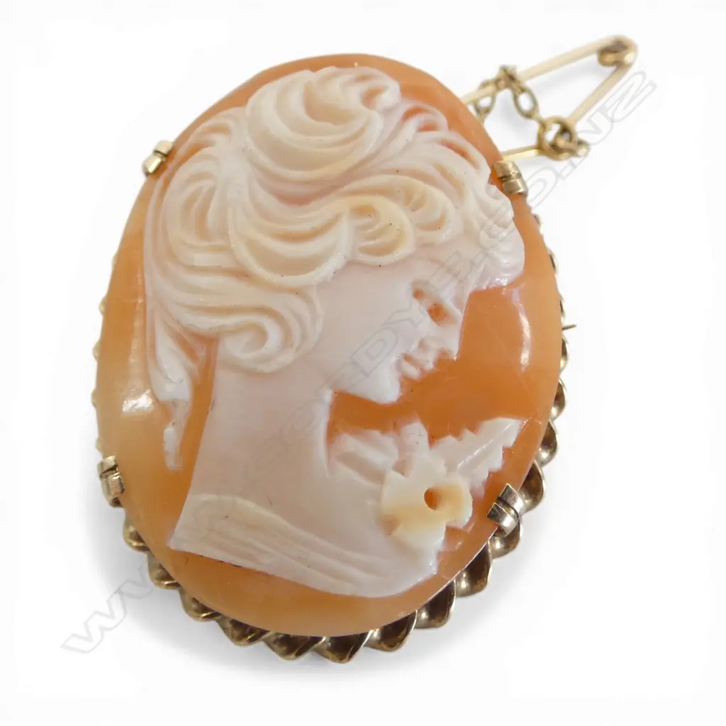 9CT CAMEO 30x25mm 6.8gms Image 1++