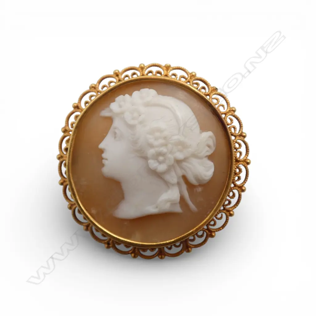 18CT CAMEO BROOCH 30mm dia 6.4gms Image 1++