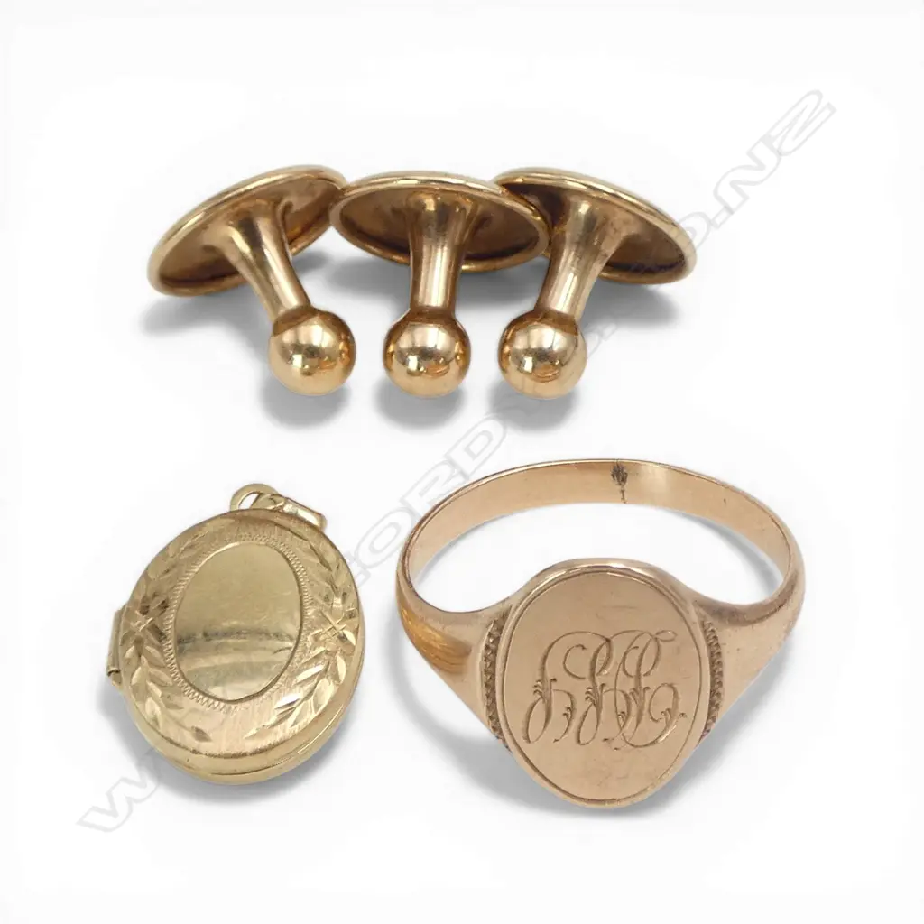 9CT GOLD SIGNET RING LOCKET & PR OF STUDS TOTAL WIEGHT 6.9 GMS Image 1++