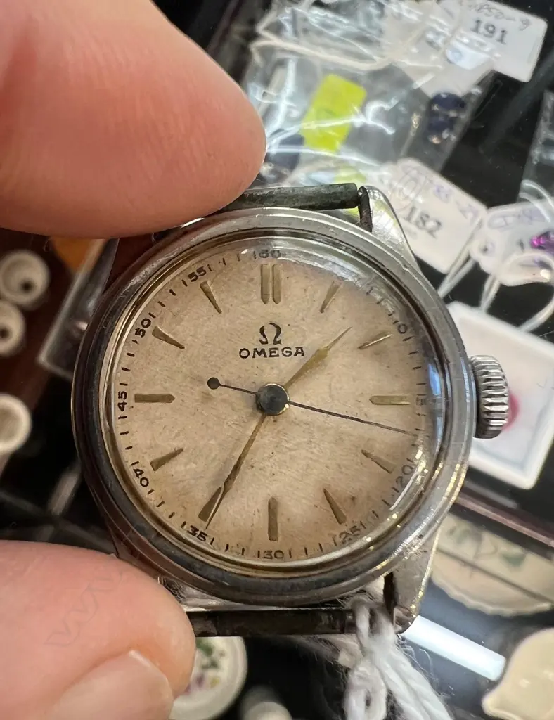 VINTAGE GENTS small size OMEGA MANUAL wind WRISTWATCH GOING Image 1++