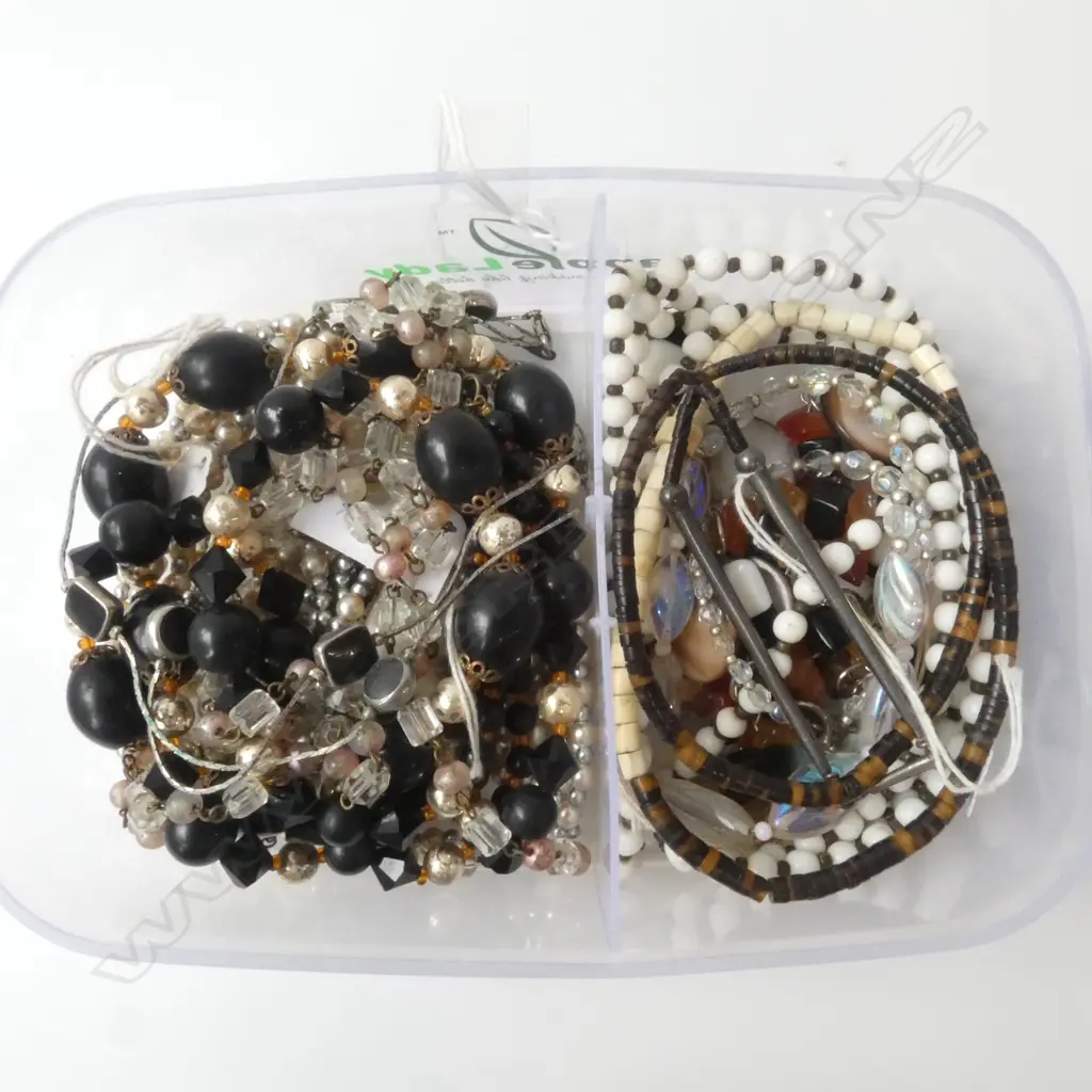 ASST VINTAGE COSTUME JEWELLERY Image 1++