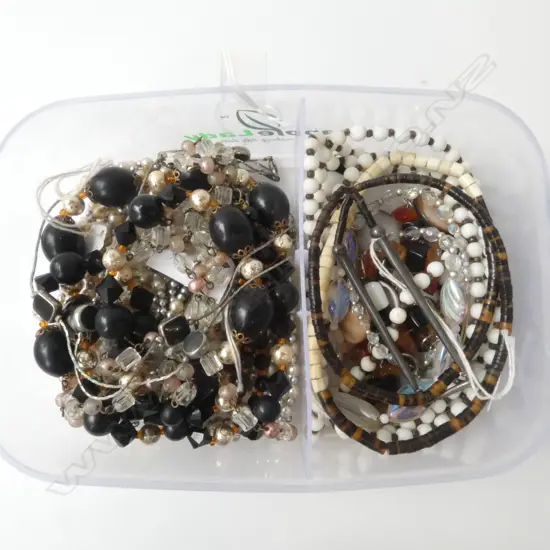 ASST VINTAGE COSTUME JEWELLERY