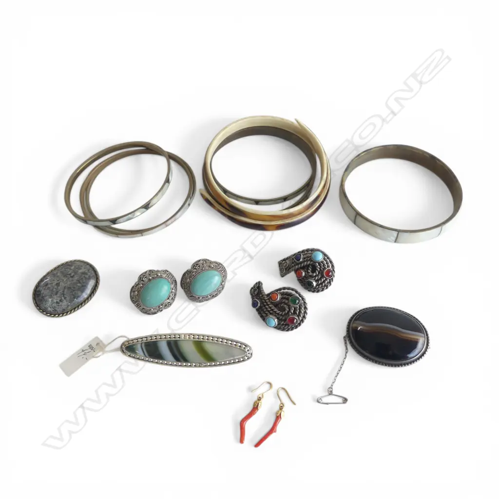 3 AGATE BROOCHES, 3 PRS EARRINGS, BANGLES Image 1++
