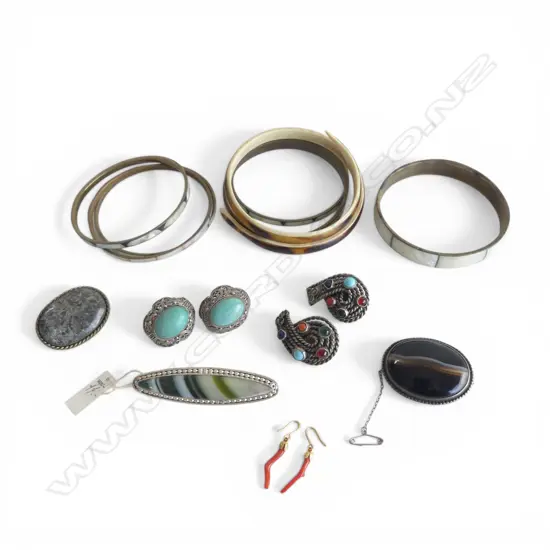 3 AGATE BROOCHES, 3 PRS EARRINGS, BANGLES