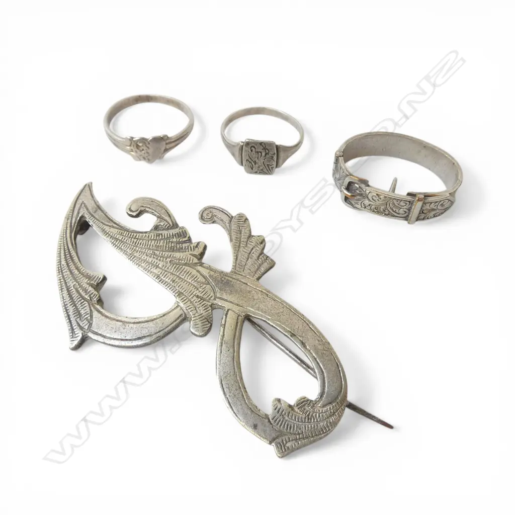 2 SILVER SIGNET RINGS + PLATED 'j' BROOCH & SCARF CLIP Image 1++