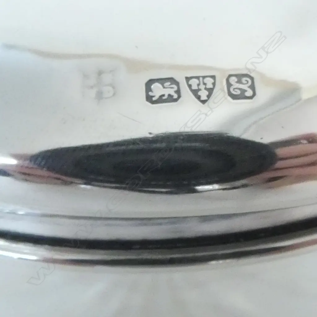 S/SILVER TOPPED DRESSING TABLE JAR CHESTER 1948 SILVER WIEGHT 27.4GMS ENGRAVED "IRIS" Image 1++