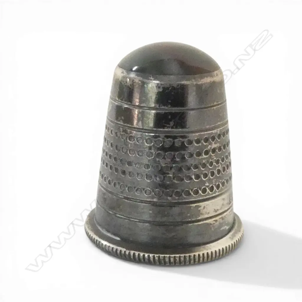 STG SILVER THIMBLE with bloodstone panel to end. Hallmarked Image 1++