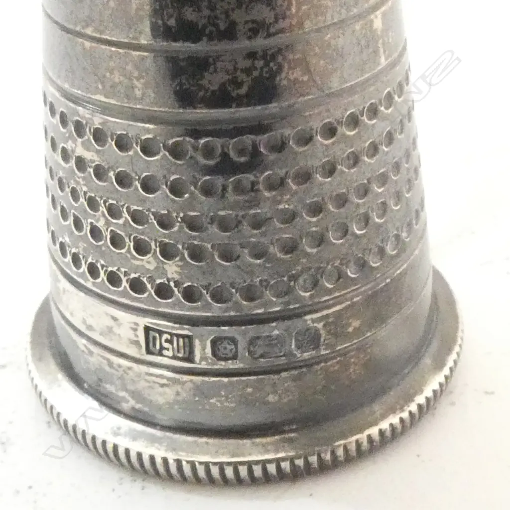 STG SILVER THIMBLE with bloodstone panel to end. Hallmarked Image 1++