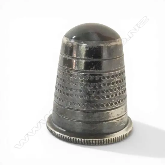 STG SILVER THIMBLE with bloodstone panel to end. Hallmarked