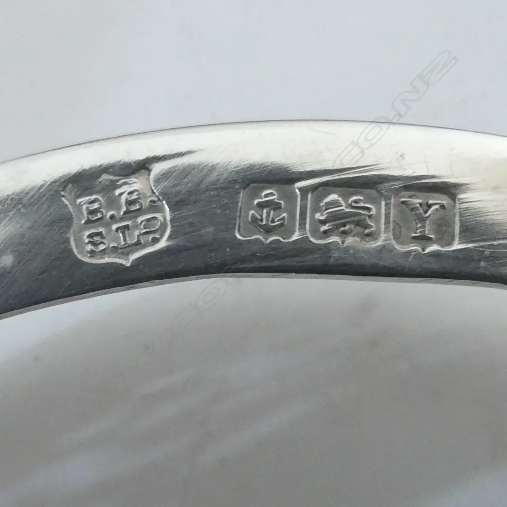 BOXED SET S/SILVER PIECED BUTTER DISHES ORIGINAL GLASS LINERS & BUTTER KNIVES BIRMINGHAM 1948 SILVER WEIGHT 122GMS Image 1++