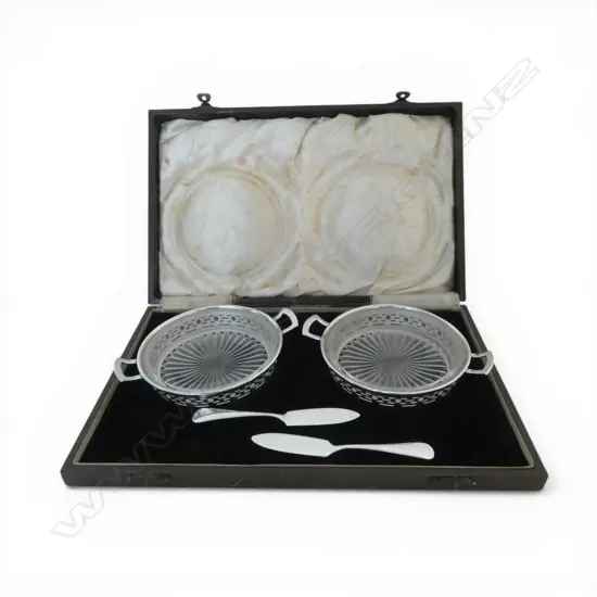 BOXED SET S/SILVER PIECED BUTTER DISHES ORIGINAL GLASS LINERS & BUTTER KNIVES BIRMINGHAM 1948 SILVER WEIGHT 122GMS