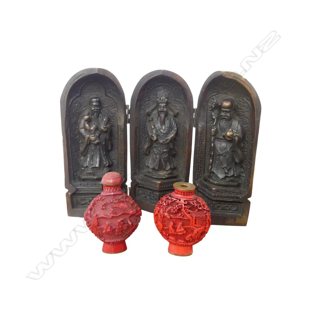 2 RED RESIN SNUFF BOTTLES (1 NO LID) H.70mm, ORIENTAL WISE MEN FOLDING RESIN SCULPTURE H.150mm Image 1++