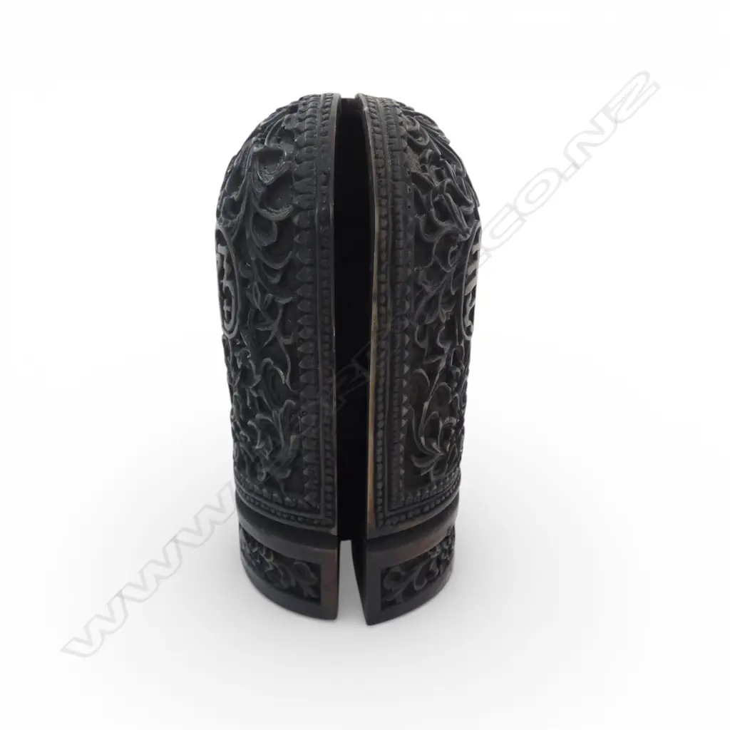 2 RED RESIN SNUFF BOTTLES (1 NO LID) H.70mm, ORIENTAL WISE MEN FOLDING RESIN SCULPTURE H.150mm Image 1++