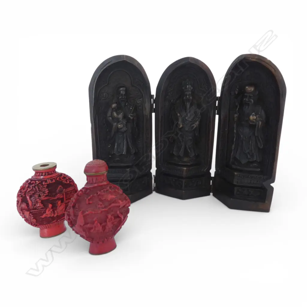 2 RED RESIN SNUFF BOTTLES (1 NO LID) H.70mm, ORIENTAL WISE MEN FOLDING RESIN SCULPTURE H.150mm Image 1++