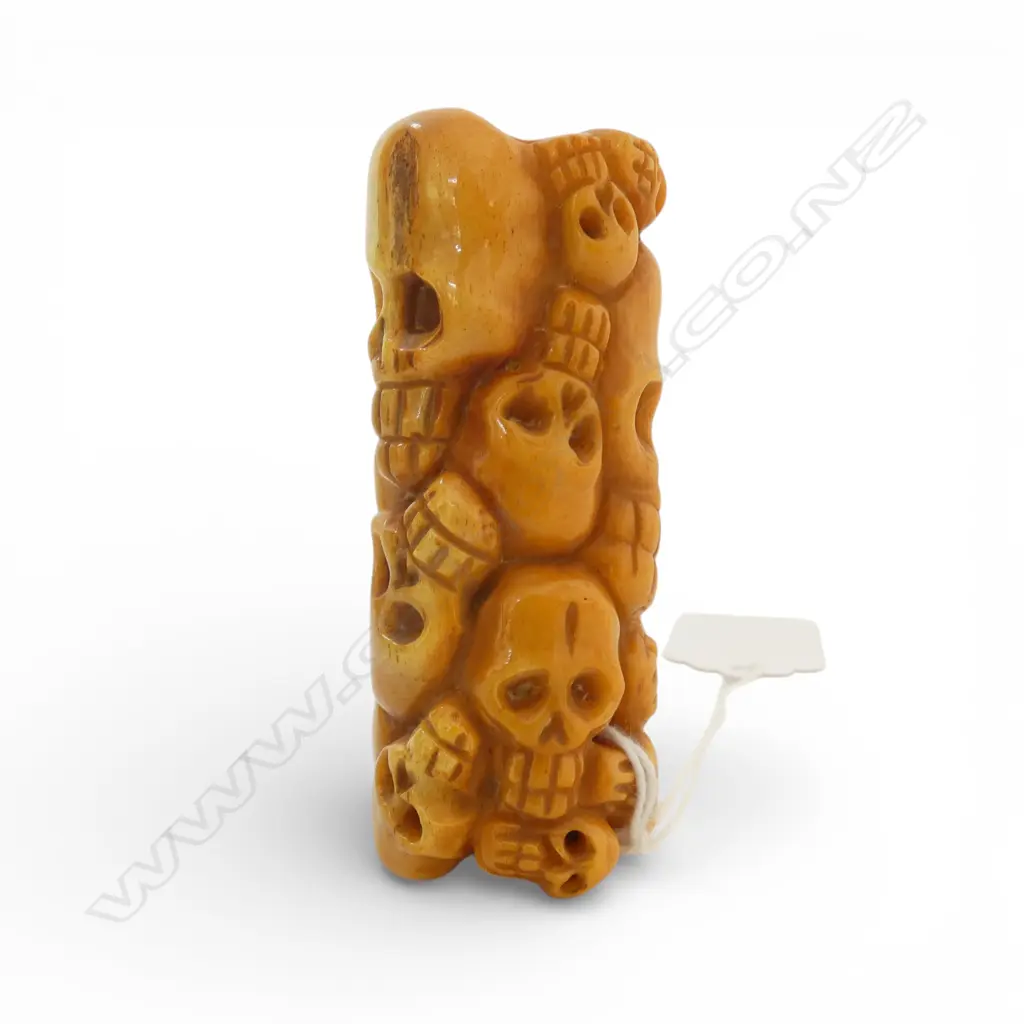 CARVED SKULLS BEAD - BONE? L.65mm Image 1++