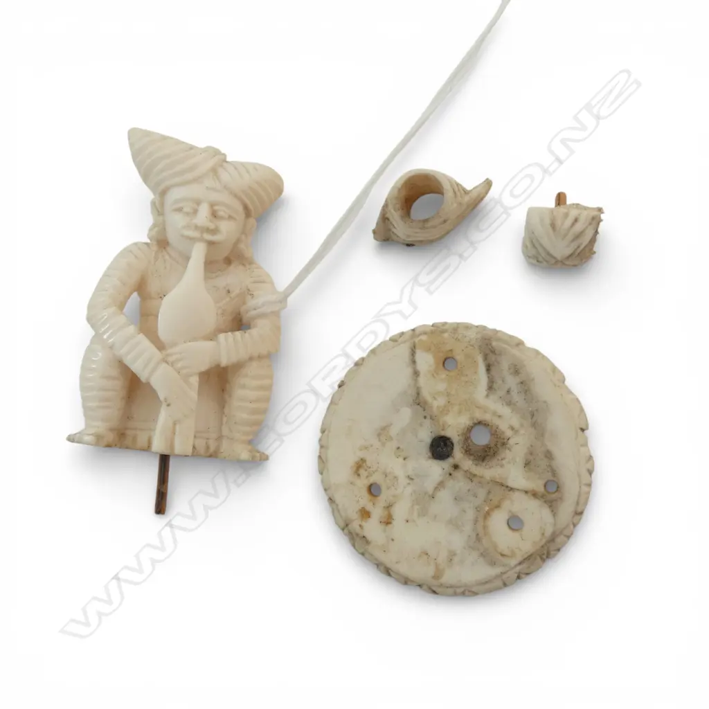 OLD INDIAN SMALL CARVED IVORY SNAKE CHARMER loose on disc base small loss H.50mm Image 1++