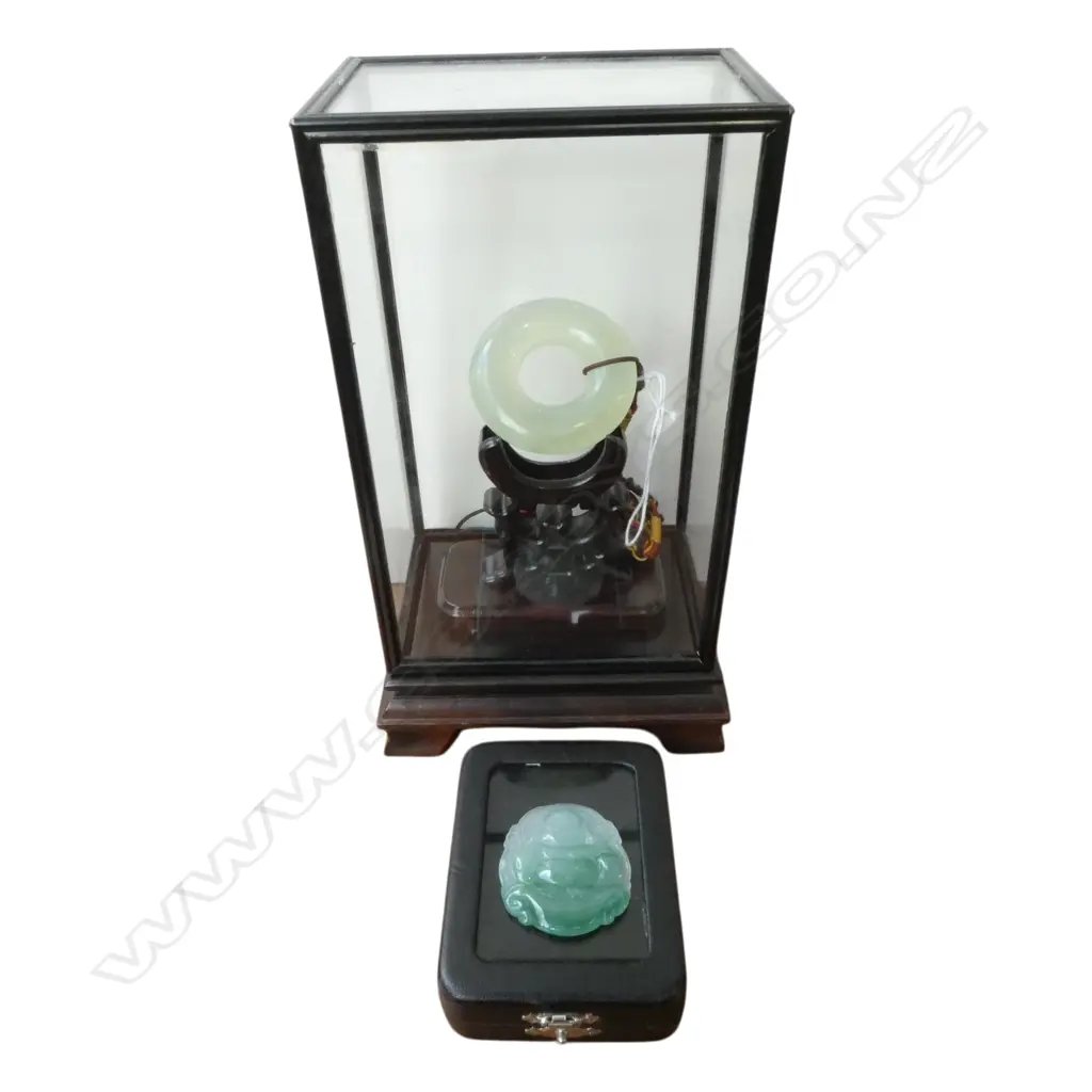 JADE DISC PENDANT in display case H.210mm + CARVED STONE HOTEI PENDANT H.42mm Image 1++