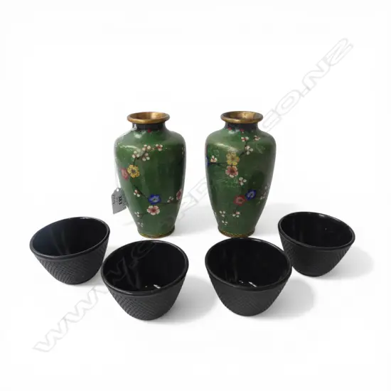 PR CLOISONNE VASES H.155mm DENTS + 4 METAL CUPS