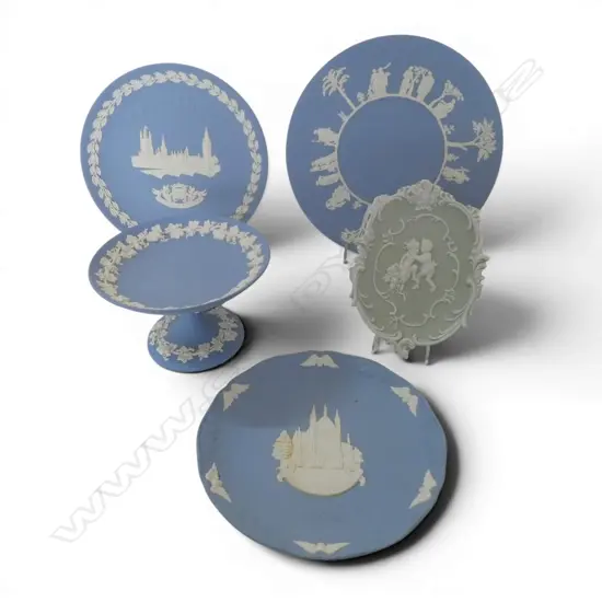 5 PCS WEDGWOOD BLUE/GREEN JASPER WARE, 3 PLATES (1 boxed), COMPORT & WALL PLAQUE
