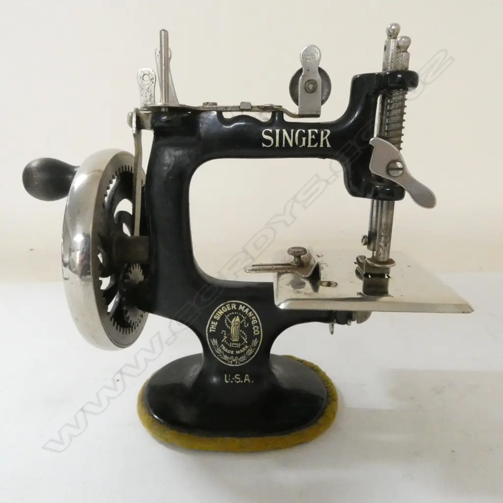 MINIATURE SINGER SEWING MACHINE H.155mm + CLAMP Image 1++