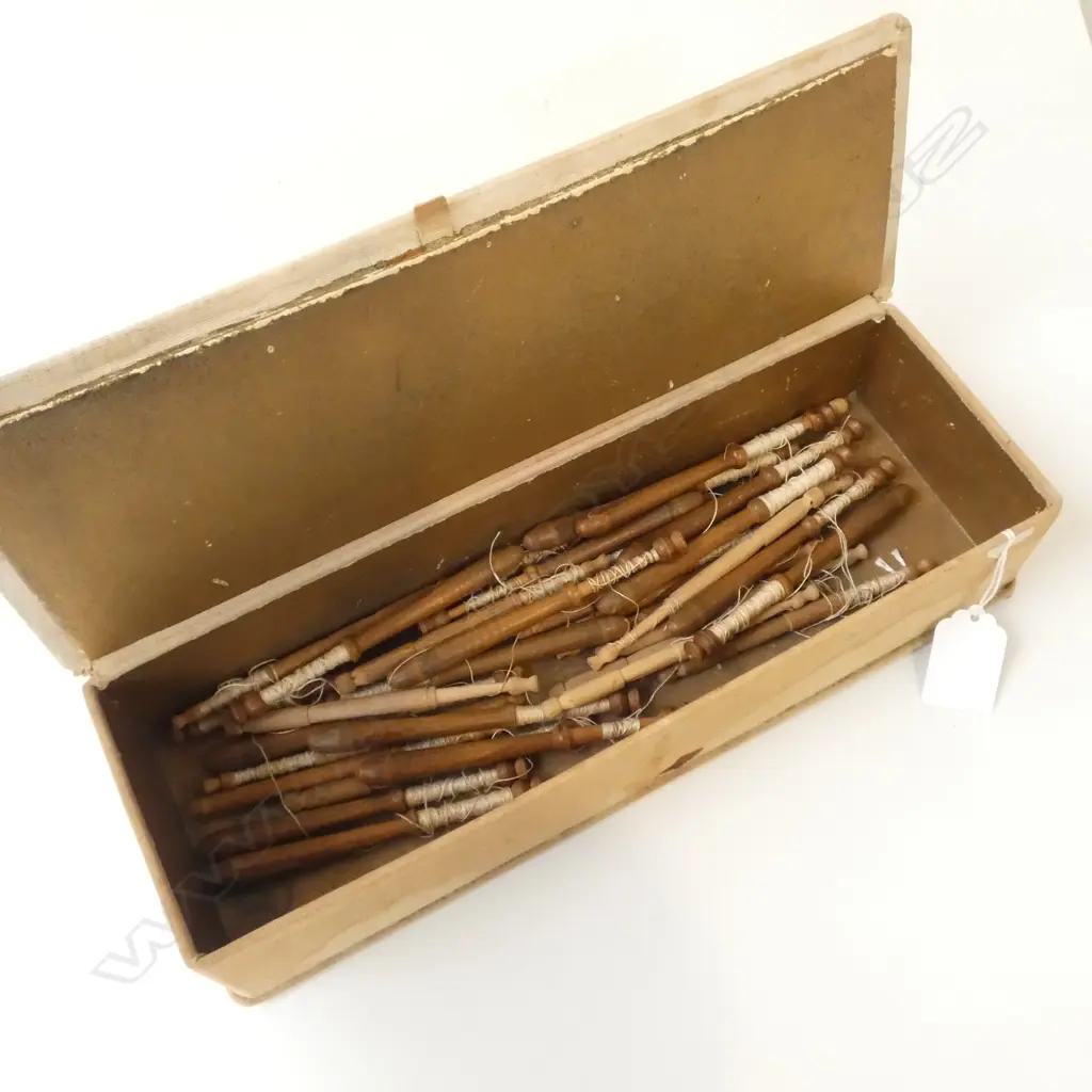 VINTAGE OBLONG EMBROIDERED LID SEWING BOX L.305mm with wooden lace bobbins Image 1++