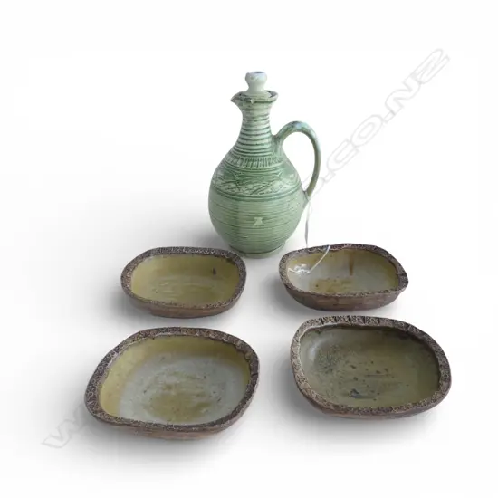 NZ STUDIO POTTERY LIDDED FLASK H260MM & 4 DISHES L160MM