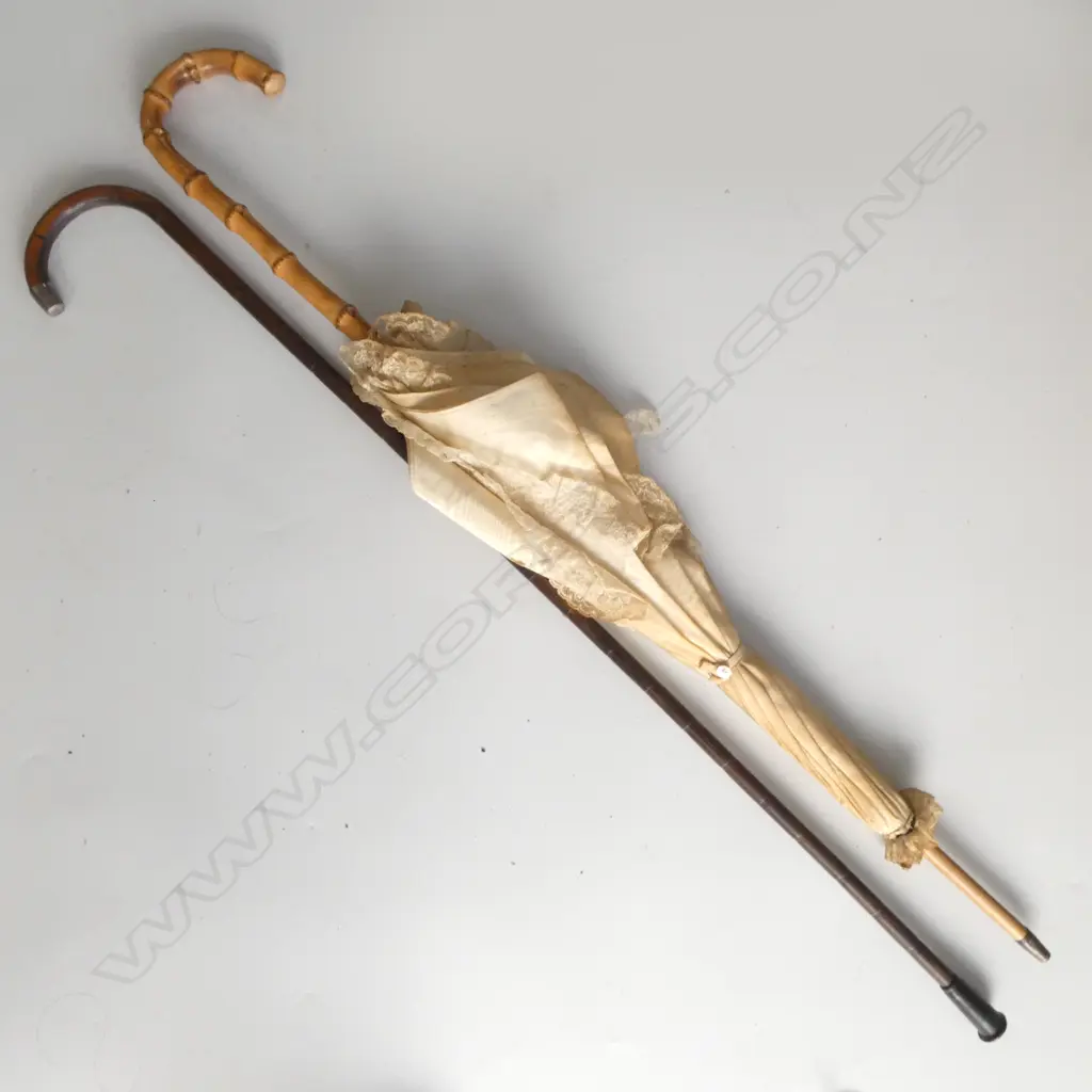 THIMBLE TIPPED WALKING STICK & VINTAGE SILK PARASOL L910MM Image 1++