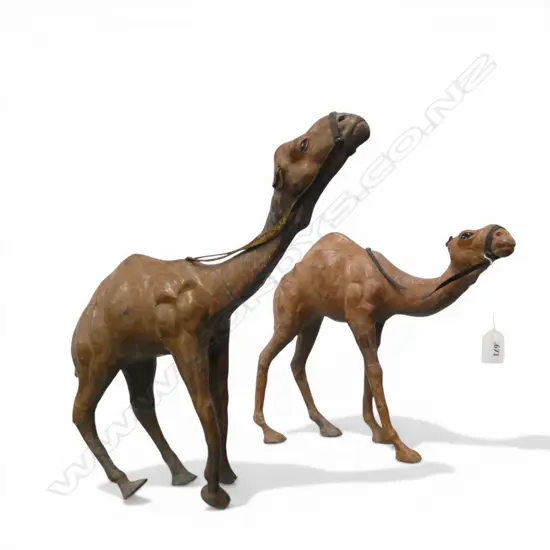 2 LEATHER CAMELS H.355mm