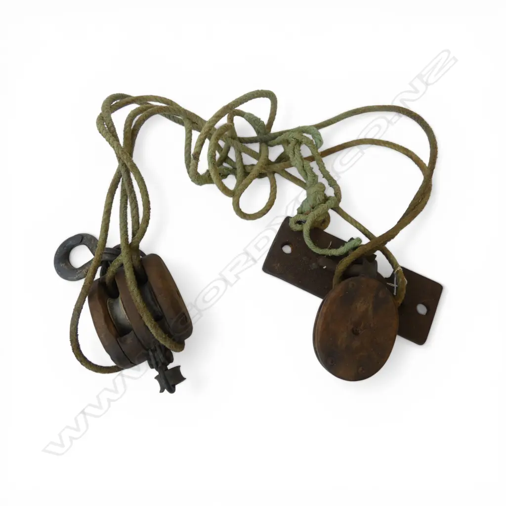 PR smallish BLOCK & PULLEYS w metal fitting + rope Image 1++