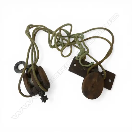 PR smallish BLOCK & PULLEYS w metal fitting + rope