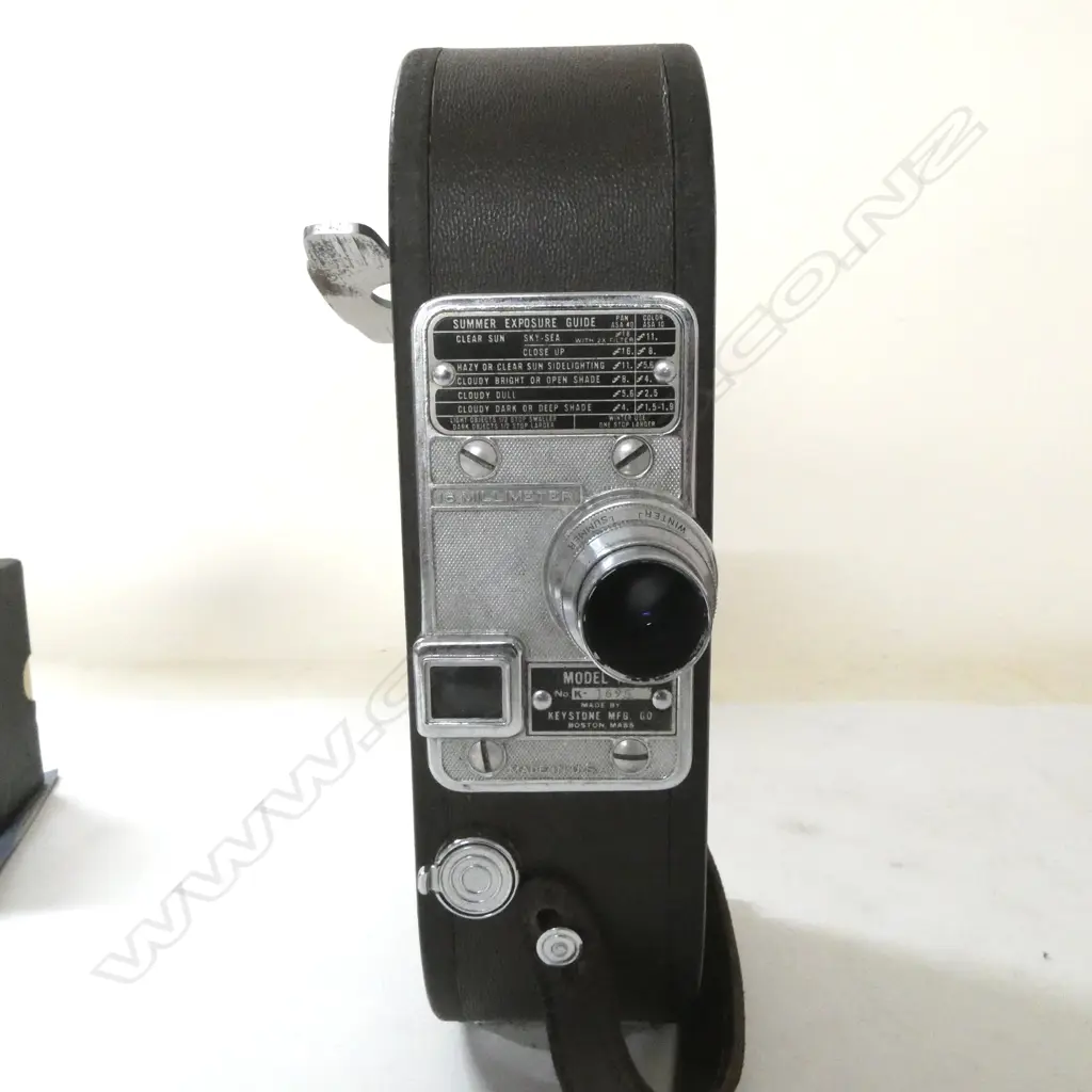 MODEL A-3 16mm CLOCK WORK MOVIE CAMERA IN LEATHER CASE Image 1++