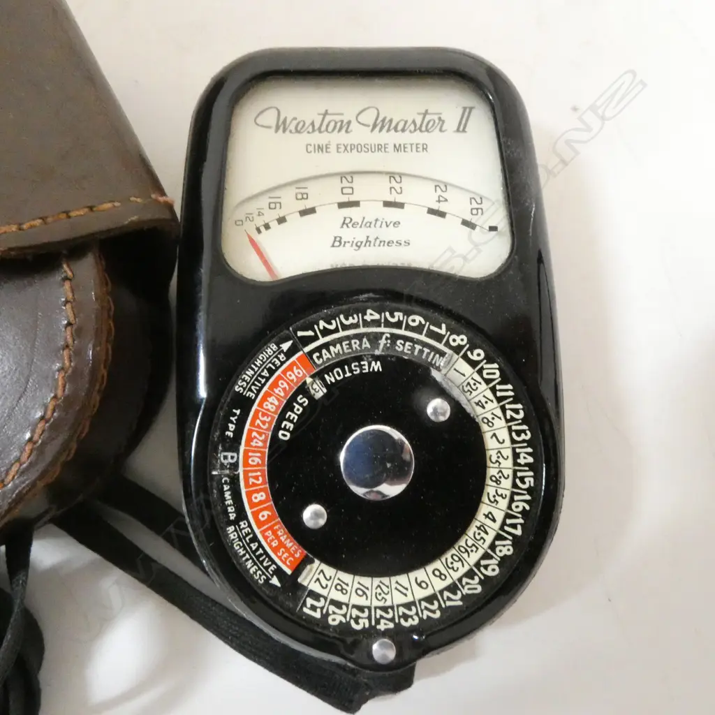 MODEL A-3 16mm CLOCK WORK MOVIE CAMERA IN LEATHER CASE Image 1++