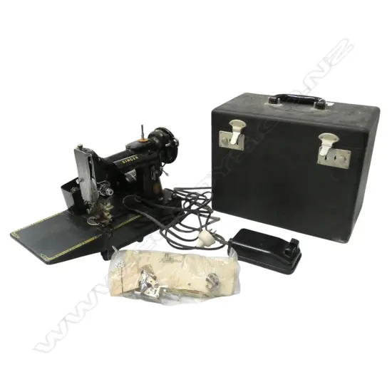 CASED SINGER SEWING MACHINE W.360mm