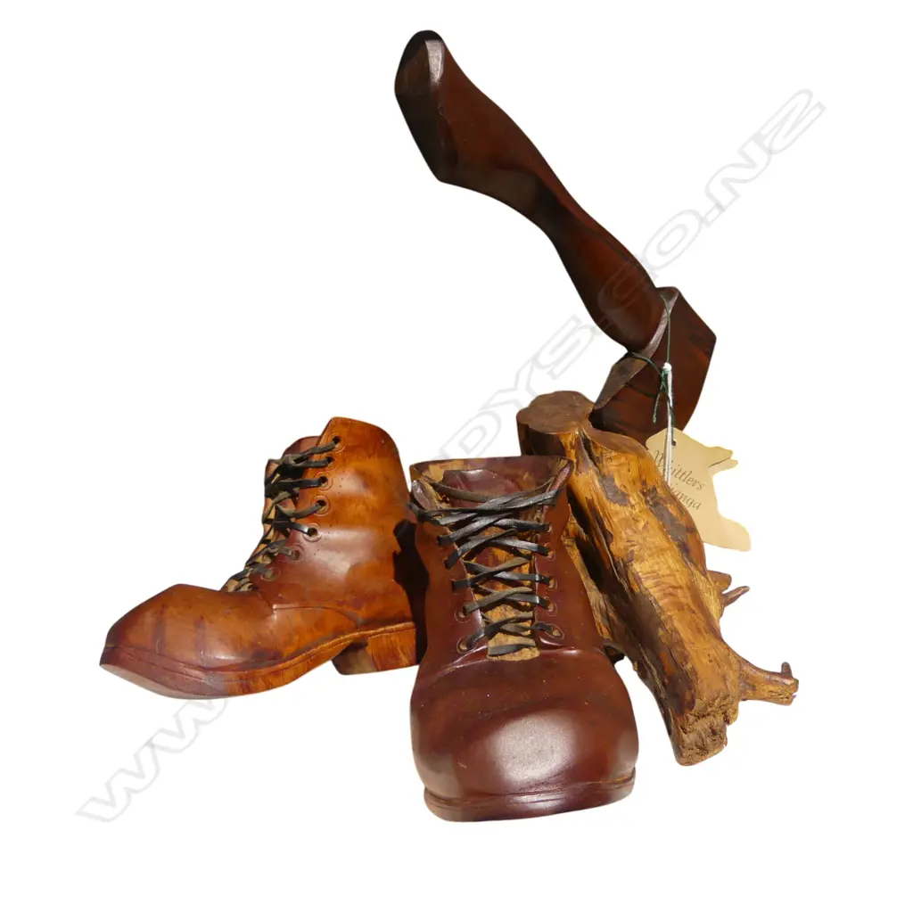 WHITTLERS WHTIANGA CARVED WOOD SCULPTURE H.300mm Image 1++