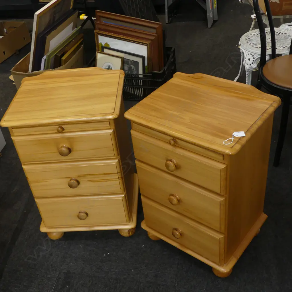 PR RIMU BEDSIDE DRAWERS 450x340x700mm Image 1++