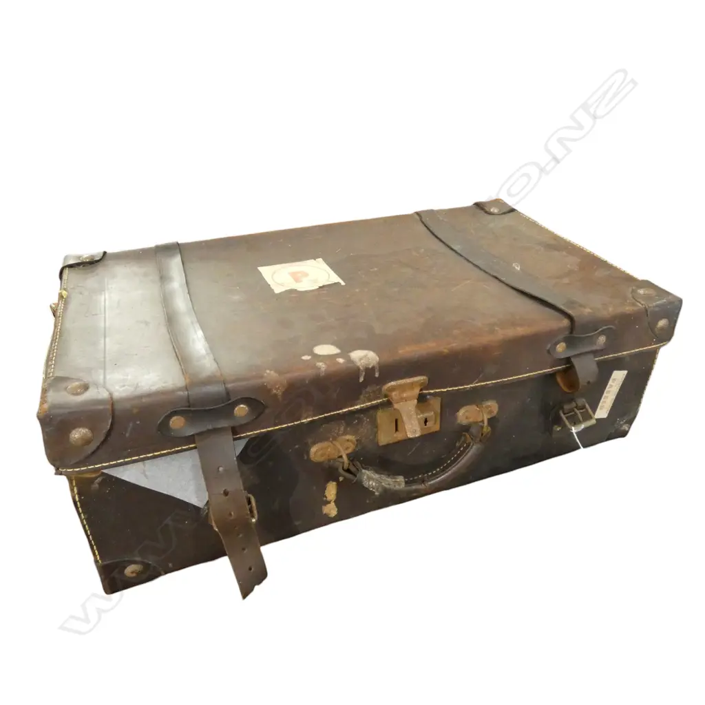 LACE IN OLD LEATHER SUITCASE W.600mm Image 1++