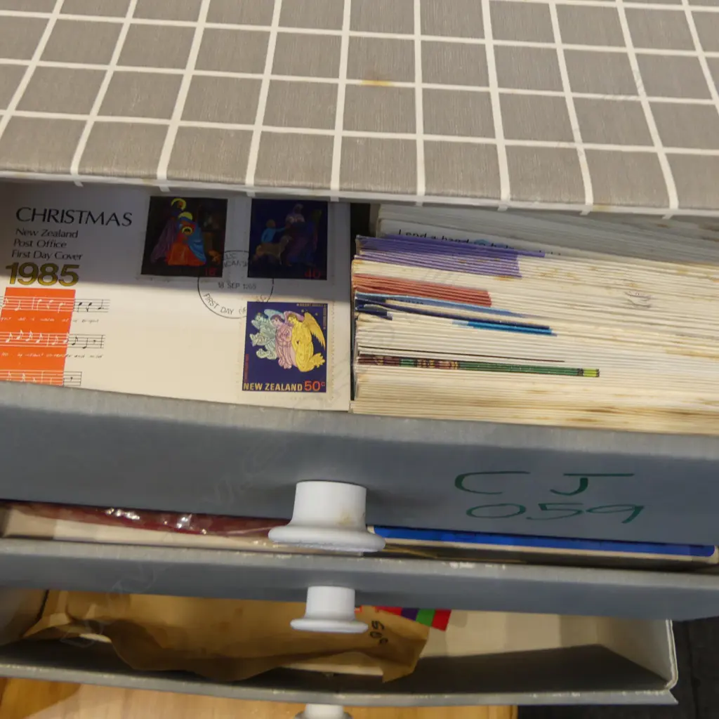 LG COLLECTION OF NZ DECIMAL F.D.C.'s + HEALTH, CHRISTMAS + ALBUM OF UK / NZ STAMPS, CATALOGUES ETC Image 1++