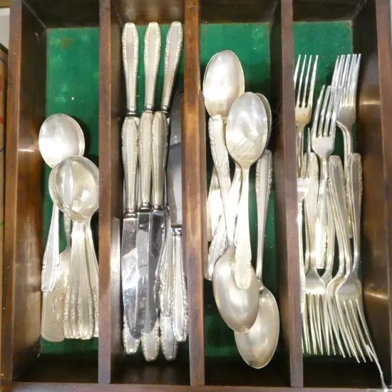 TRAY OF ASST. GROSVENOR CUTLERY