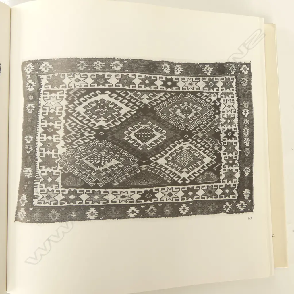 PARVIZ TANAVOLI: IRANIAN RUGS AND TEXTILES Image 1++