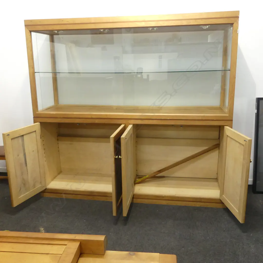 LG WOODEN DISPLAY CABINET w. LIGHTING 2100x600x1955mm Image 1++