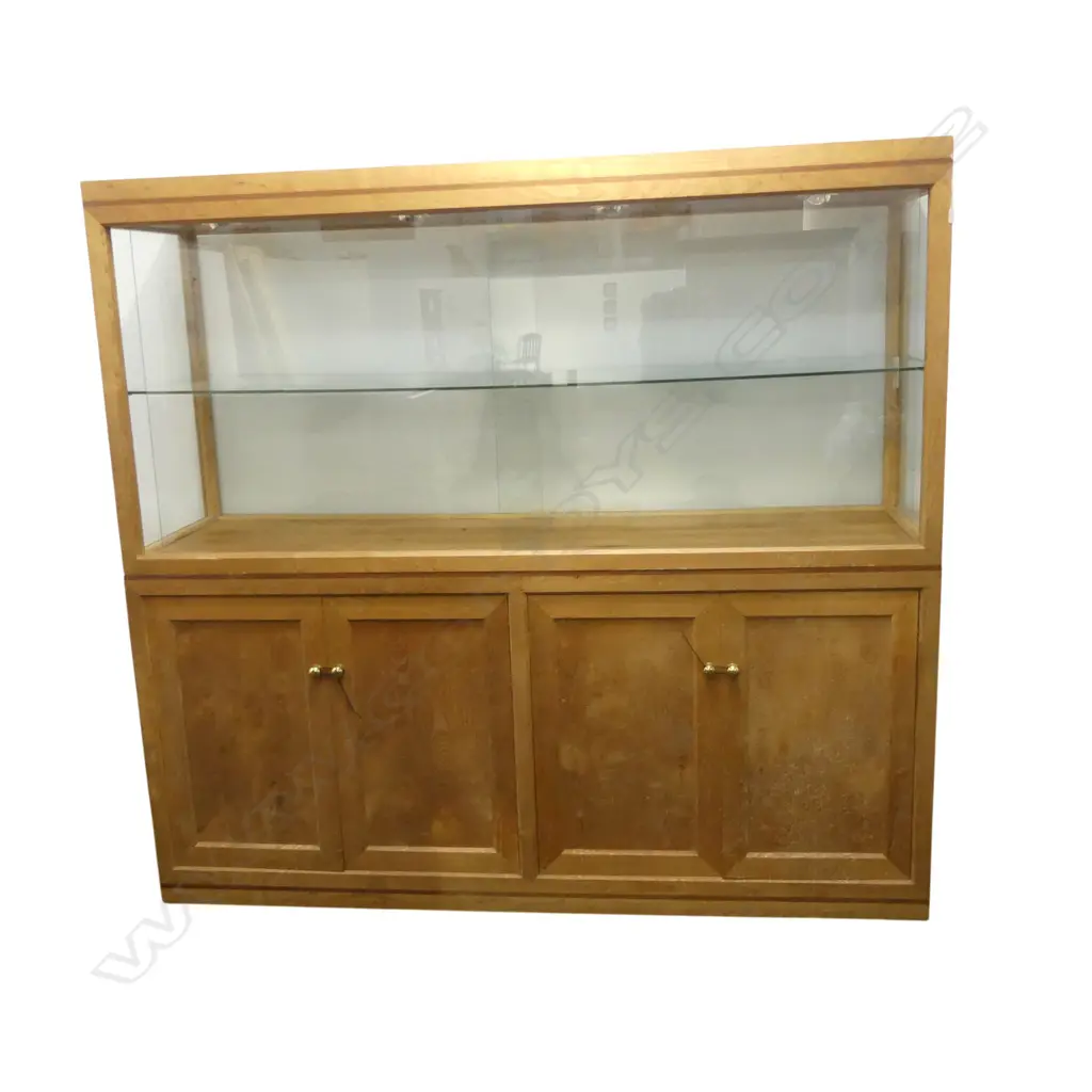 LG WOODEN DISPLAY CABINET w. LIGHTING 2100x600x1955mm Image 1++