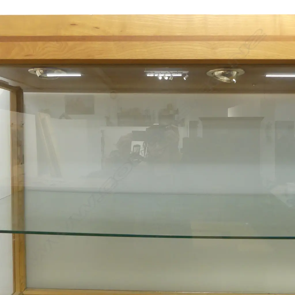 LG WOODEN DISPLAY CABINET w. LIGHTING 2100x600x1955mm Image 1++