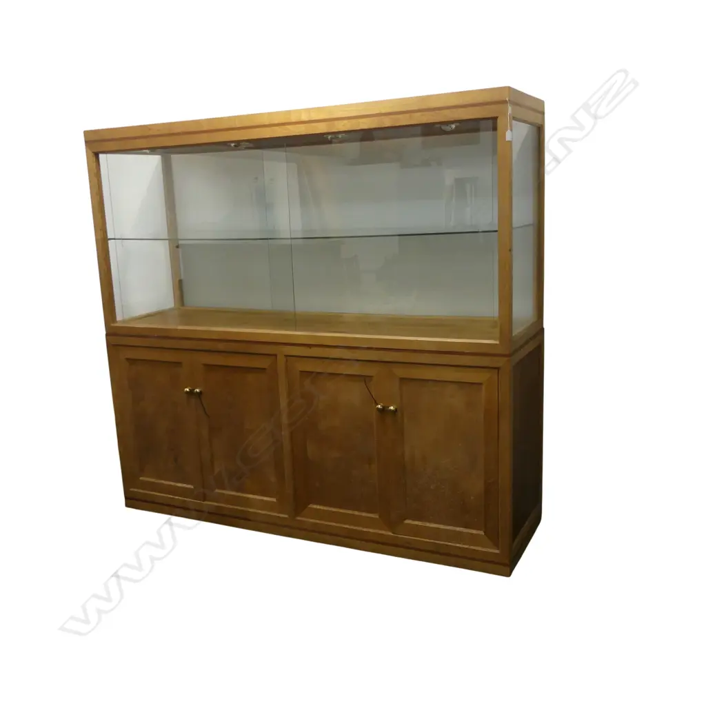LG WOODEN DISPLAY CABINET w. LIGHTING 2100x600x1955mm Image 1++