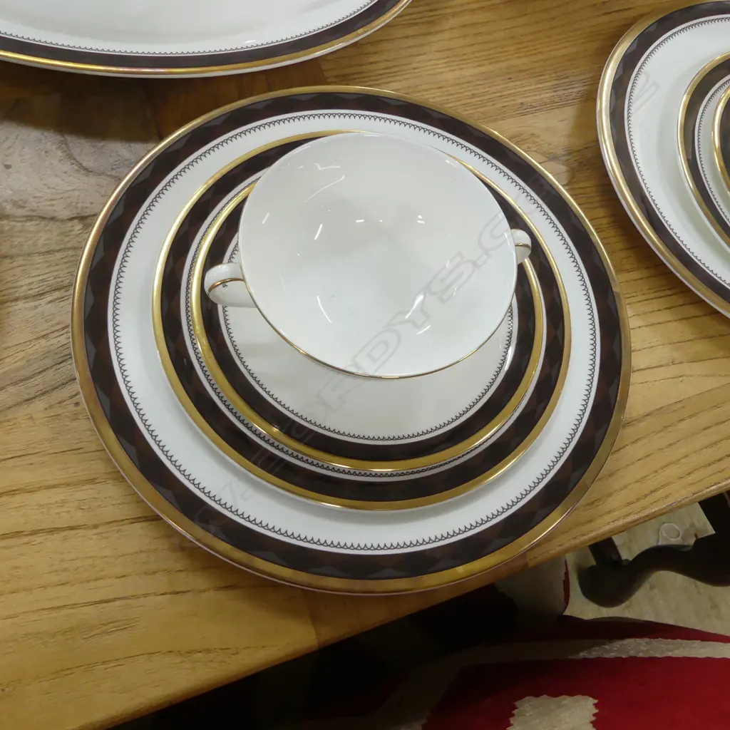 ROYAL DOULTON HARROW DINNERSET Image 1++